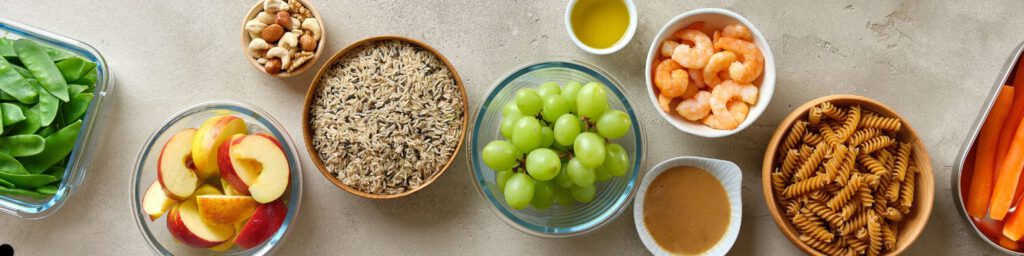 Darmgesunde Lebensmittel in Schale nebeneinander gereiht