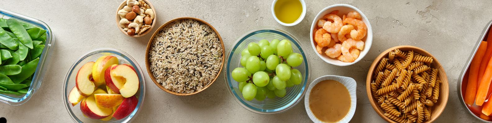 Darmgesunde Lebensmittel in Schale nebeneinander gereiht