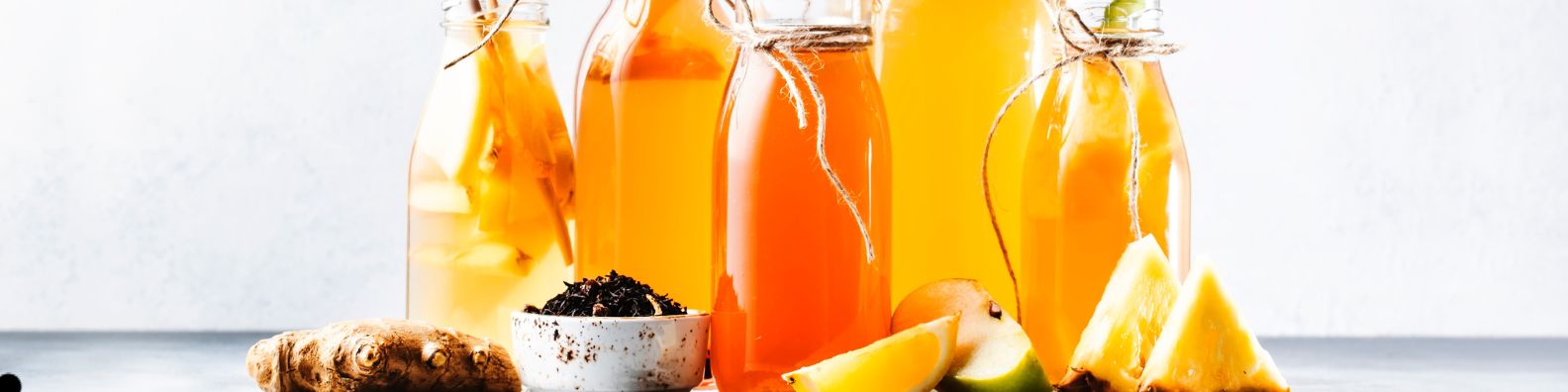 fermentierte Getränke auf Tisch